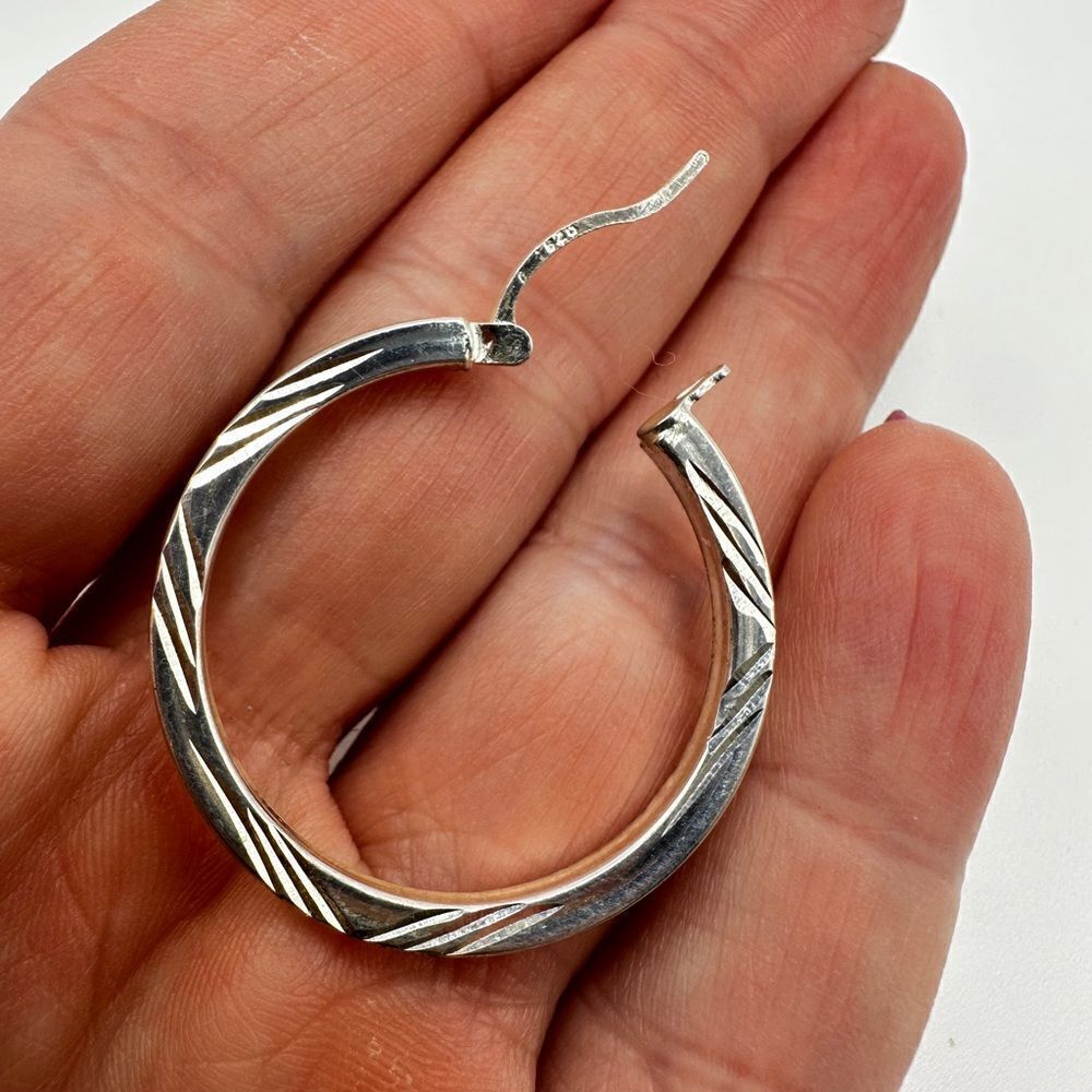 NWT 1.25" diameter sterling silver‎ and diamond cut hoop earrings! - Picture 2 of 9